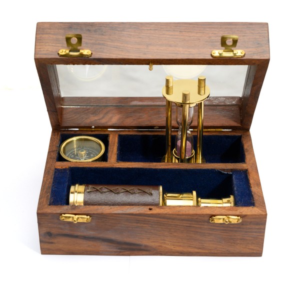 Set teleskopa, kompasa i peščanog sata od bakra u drvenoj kutiji